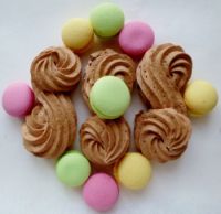 Bild 1 - Basler Confiseure: Macarons de Paris von Schiesser und Schokolade-S. von Krebs.